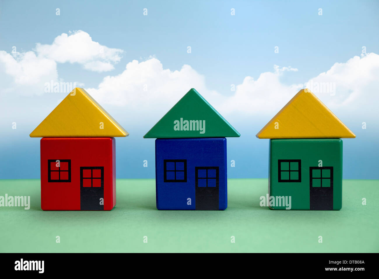 Tre case fatte dai blocchi giocattolo Foto Stock