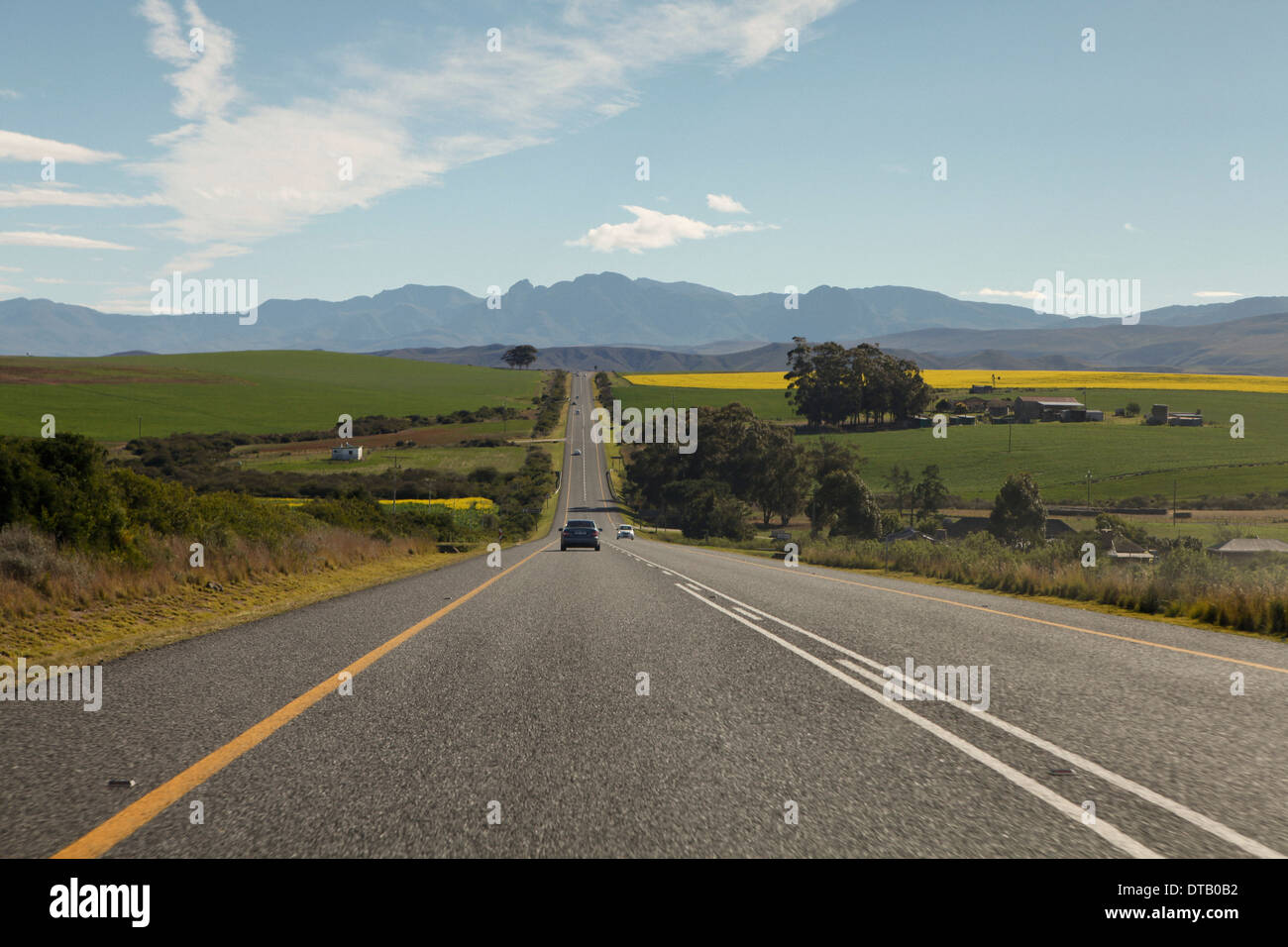 Auto su una strada che conduce alla montagna Riviersonderend, Sud Africa Foto Stock