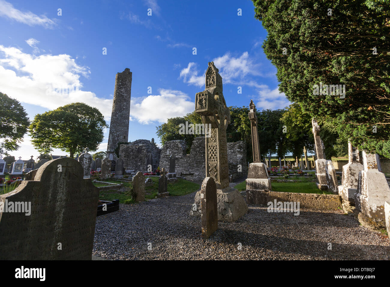 Monasterboice. Il sito ospita due chiese costruite nel XIV secolo, una torre rotonda e del decimo secolo attraversa alta. Foto Stock