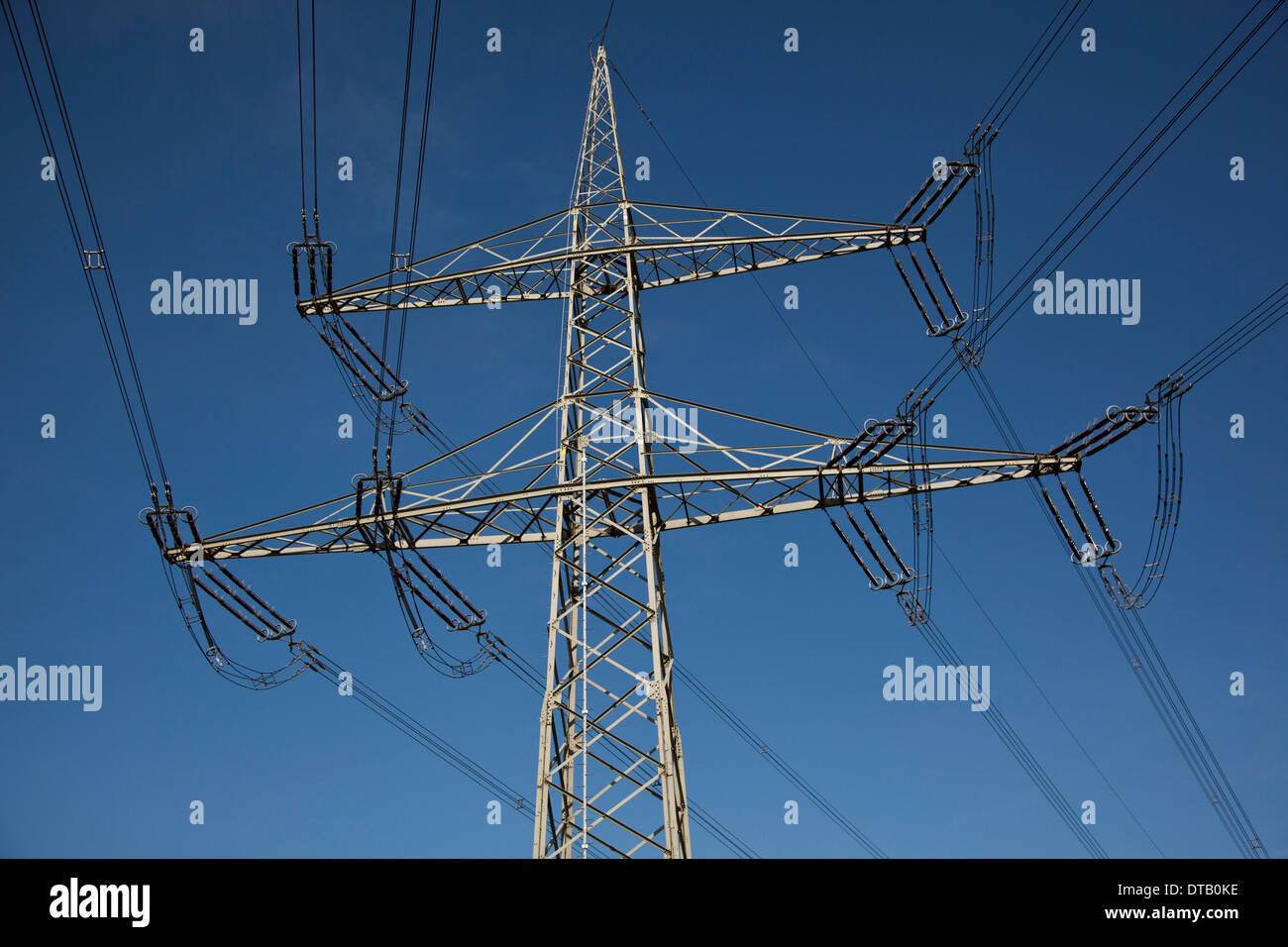 Le linee elettriche contro il cielo blu Foto Stock