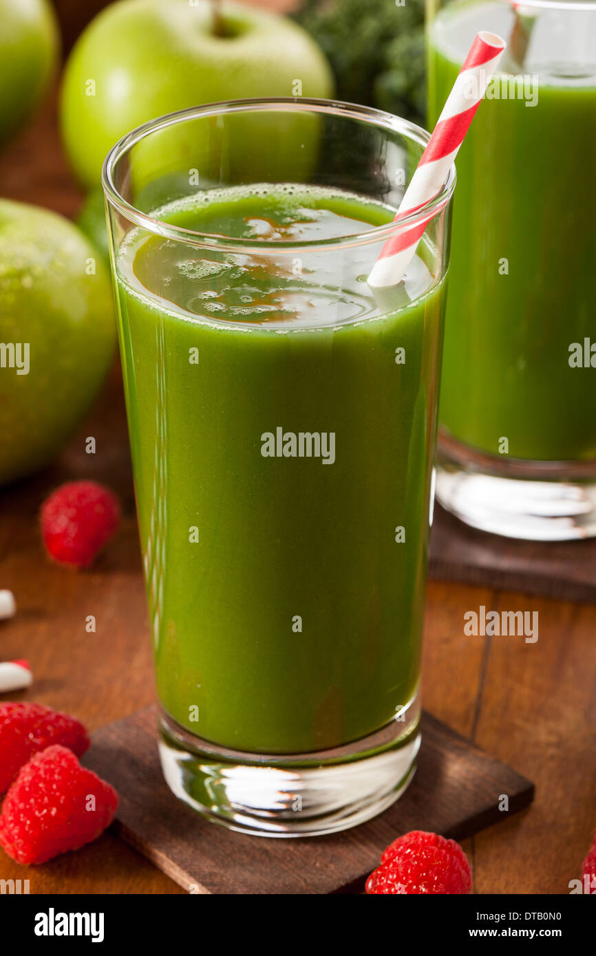 Verde sano di verdura e di frutta Succo Smoothi con Apple e verdi Foto Stock
