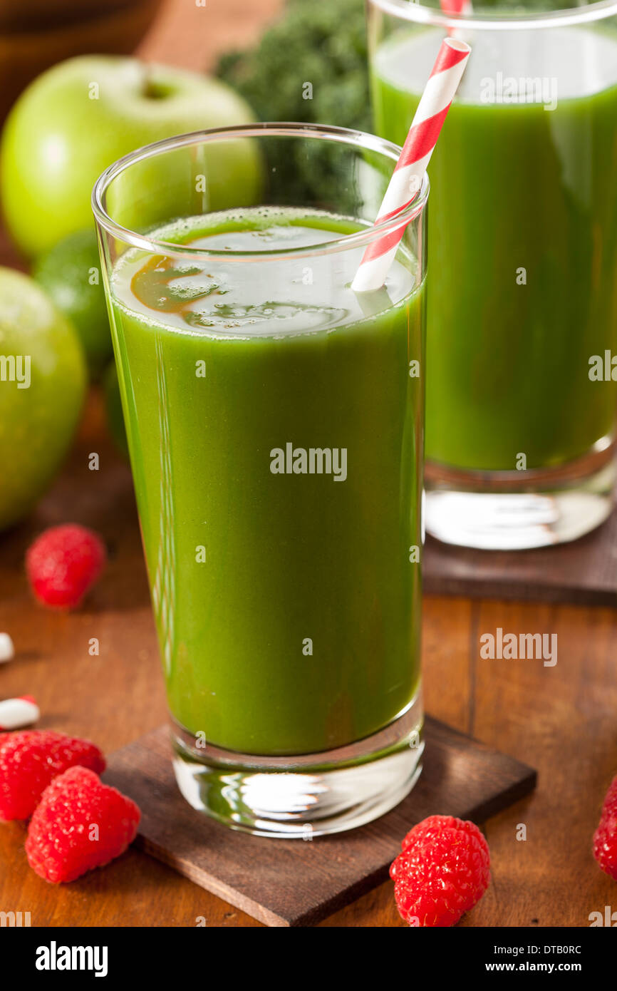 Verde sano di verdura e di frutta Succo Smoothi con Apple e verdi Foto Stock