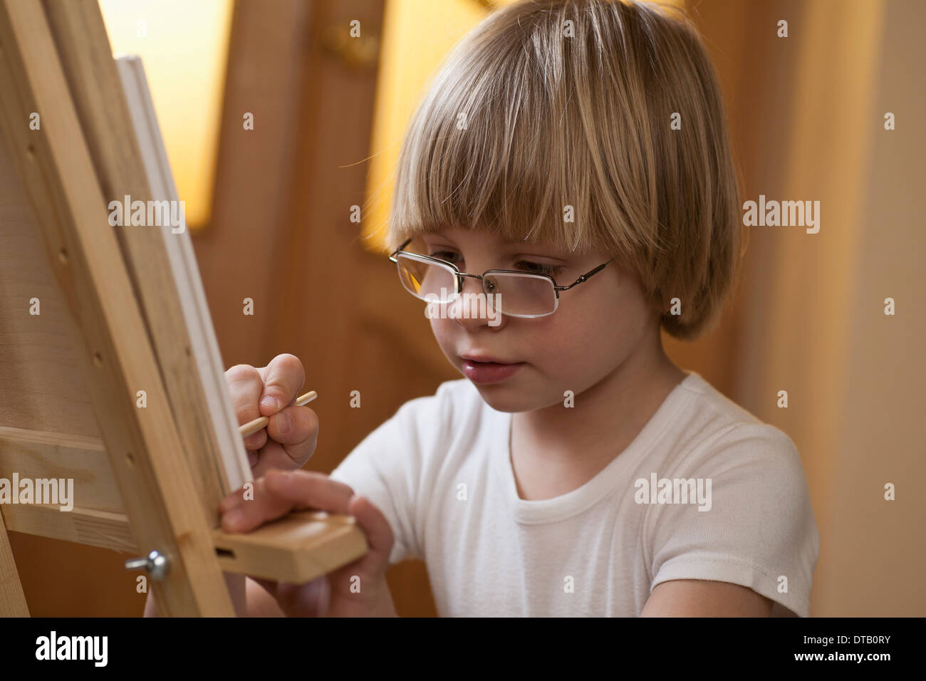 Disegno del ragazzo sul cavalletto, close-up Foto Stock