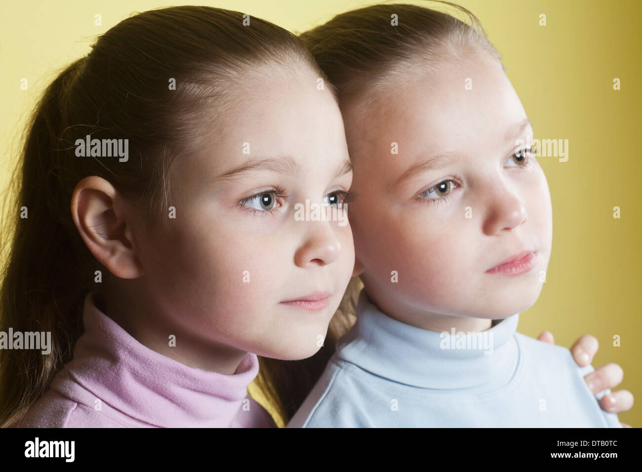 Close-up di ragazze, guardando lontano Foto Stock