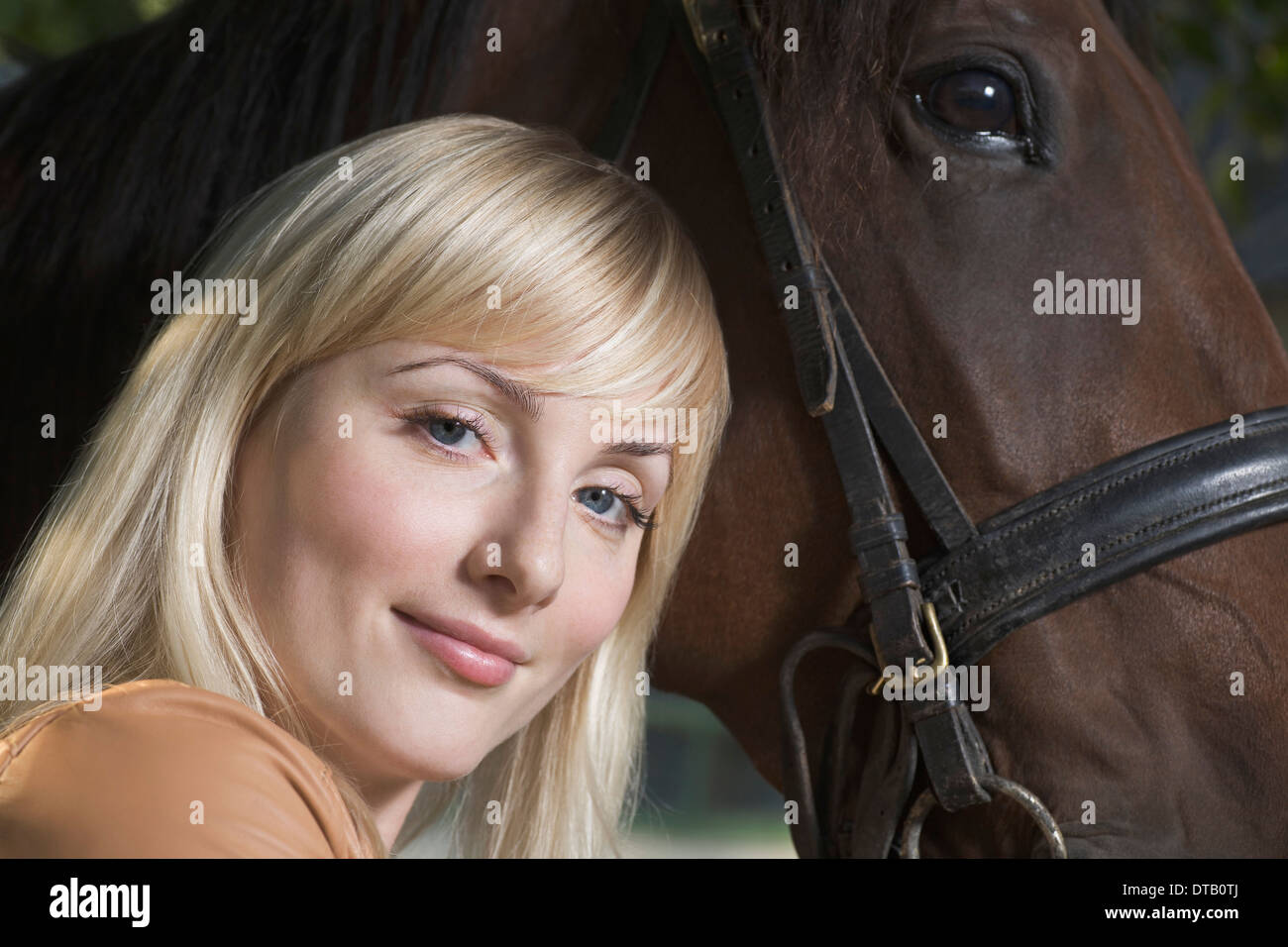 Ritratto di giovane donna con Cavallo sorridente Foto Stock