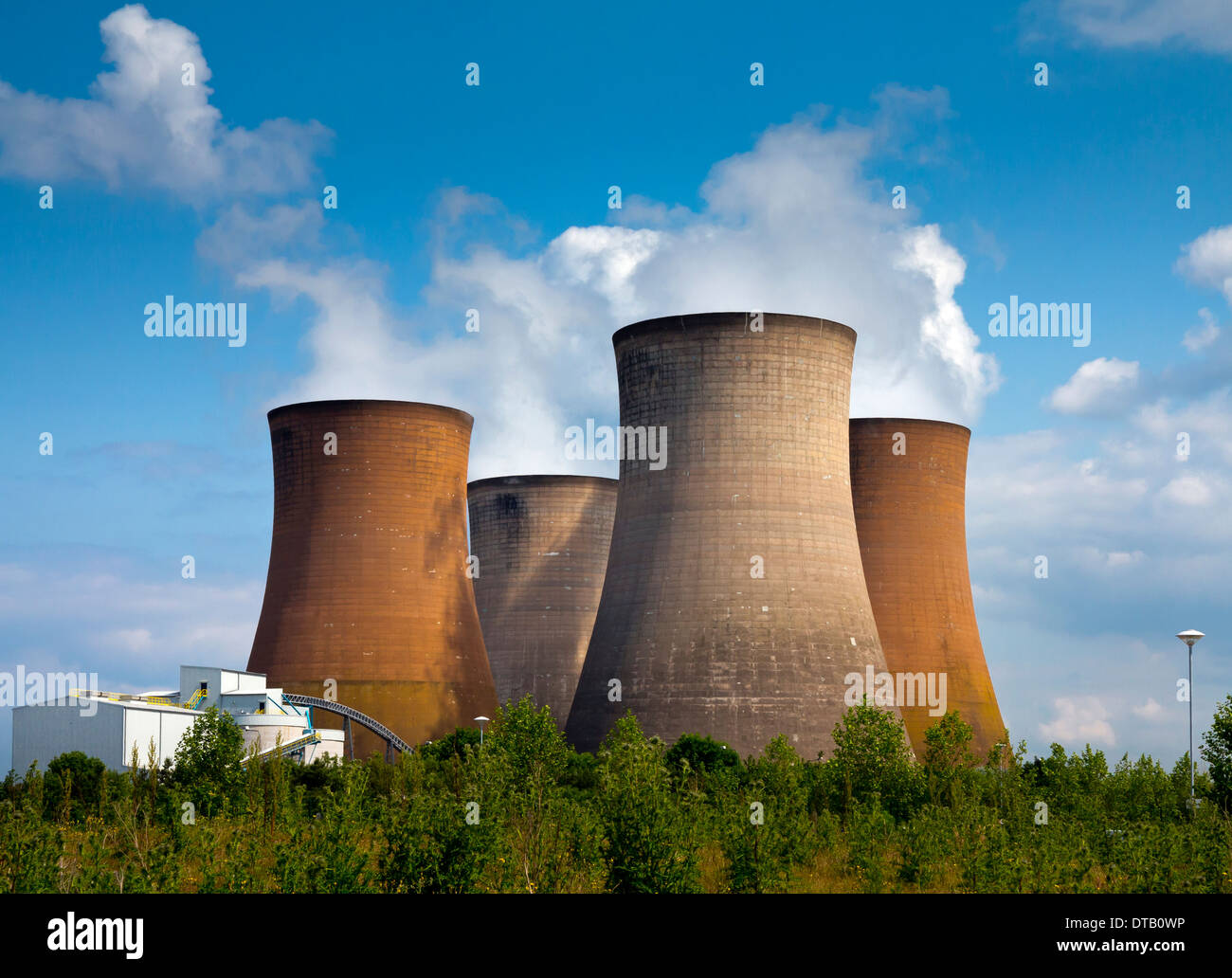 Torri di raffreddamento a Rugeley B Coal Fired power station Staffordshire Inghilterra 1972 costruito e gestito da potenza internazionale Foto Stock