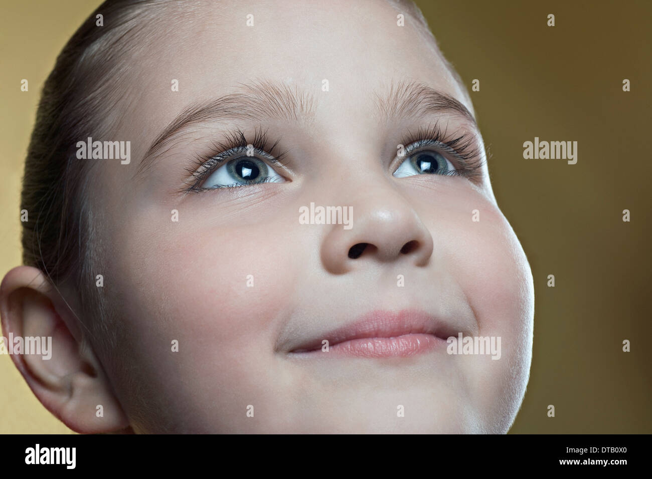 Ragazza cercando e sorridente, close-up Foto Stock