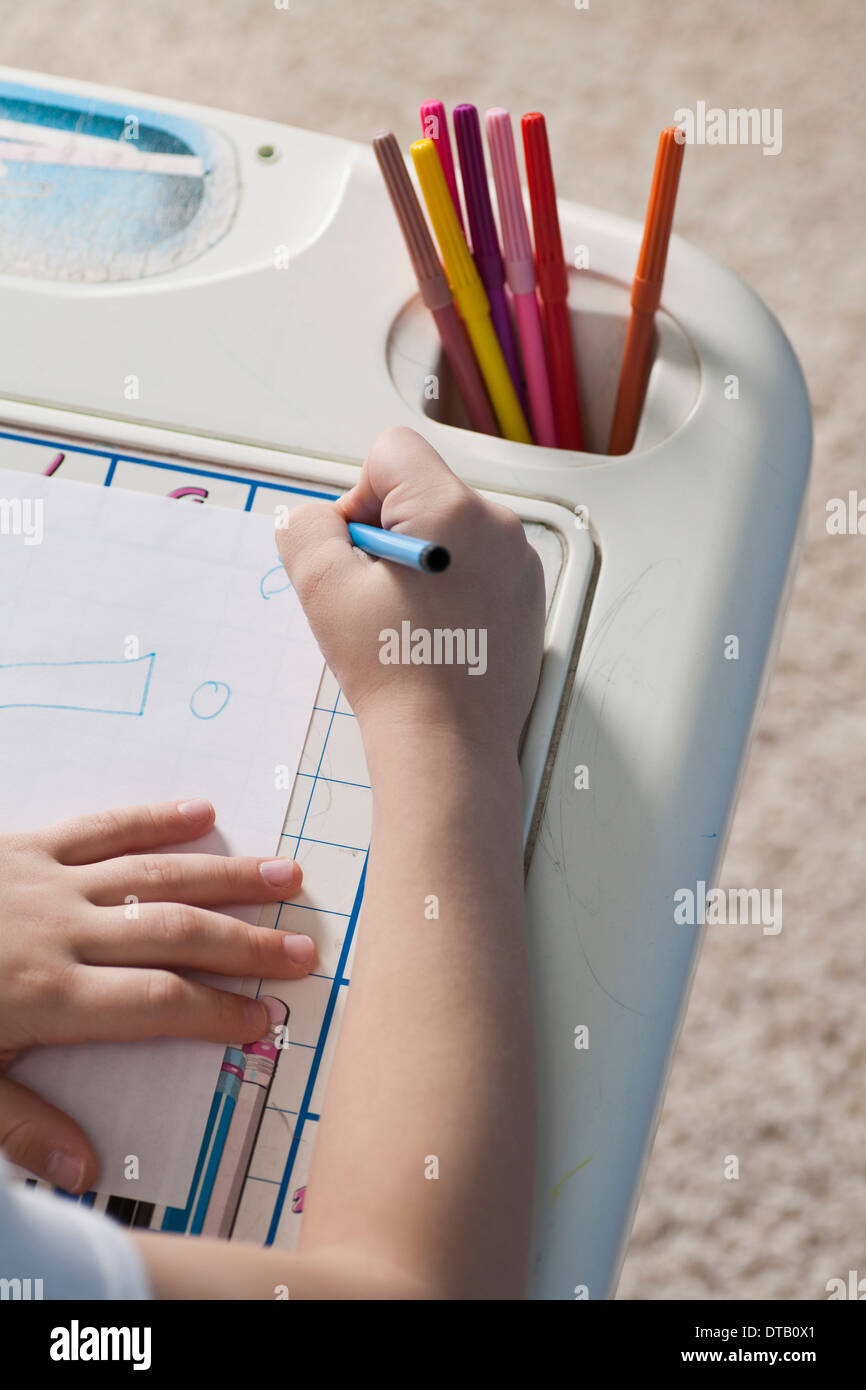 Bambino disegno a mano su carta, close-up Foto Stock