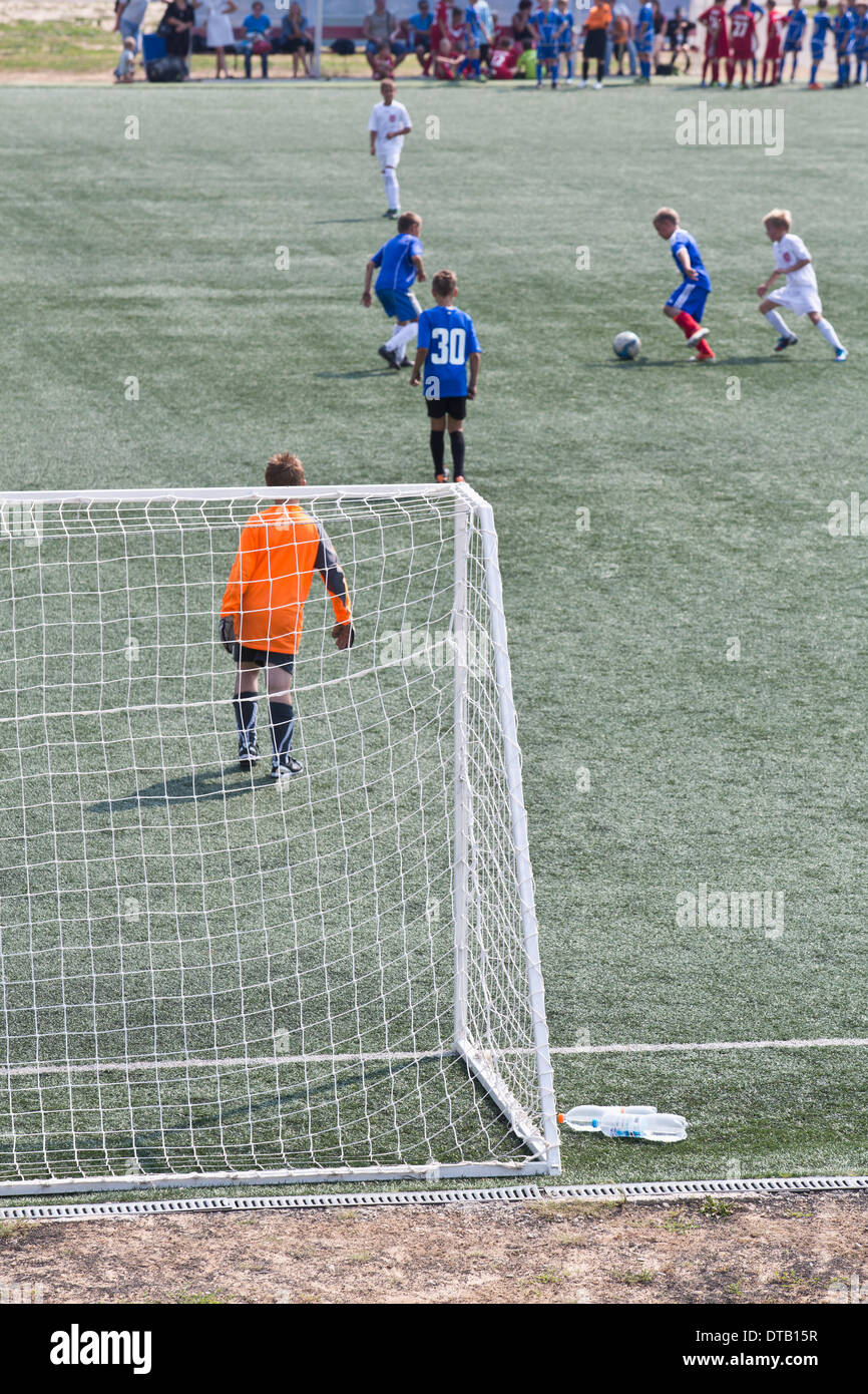 Ragazzi che giocano a calcio in corrispondenza del tono Foto Stock