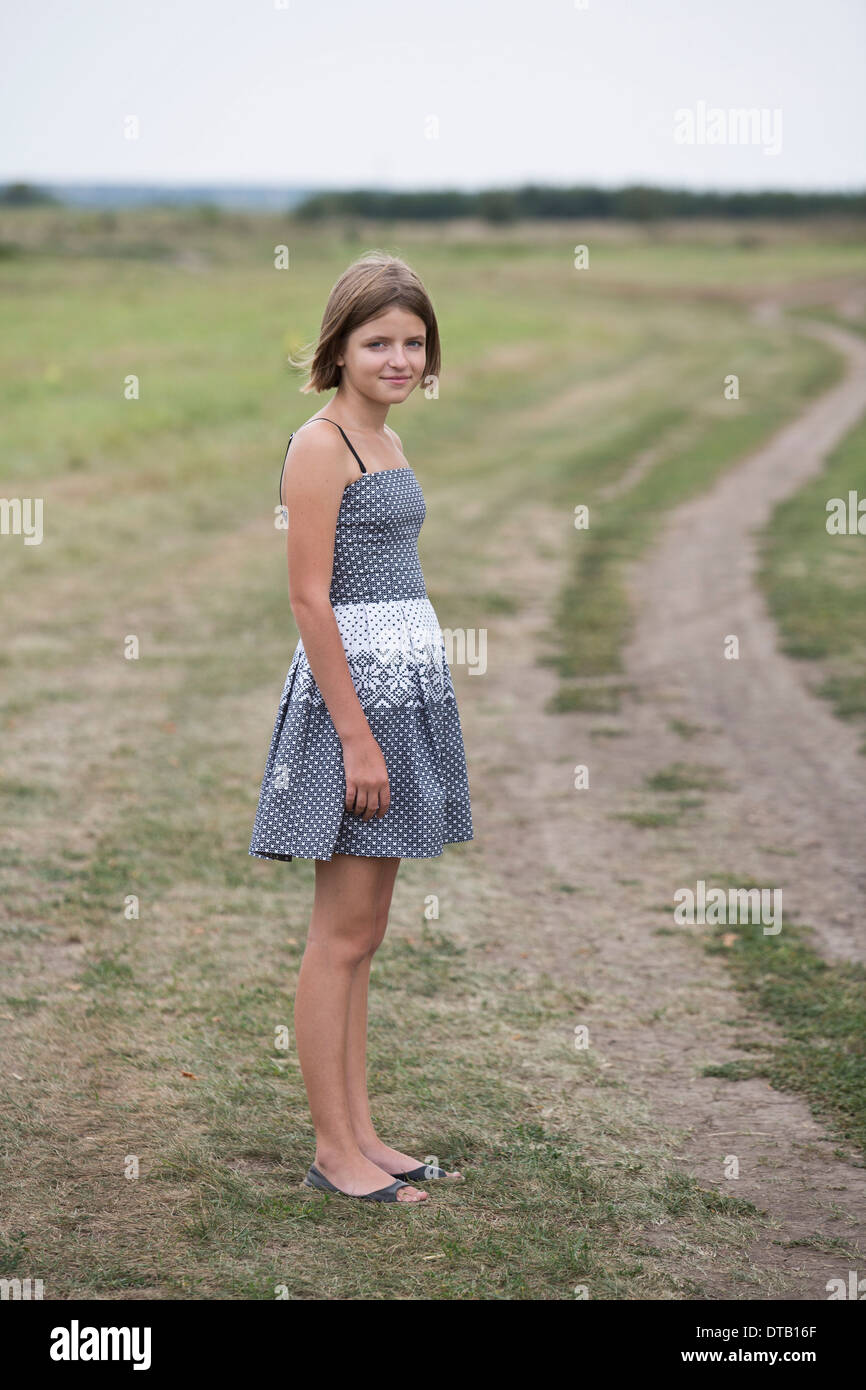 Ritratto di ragazza adolescente in piedi vicino a sporco della pista Foto Stock