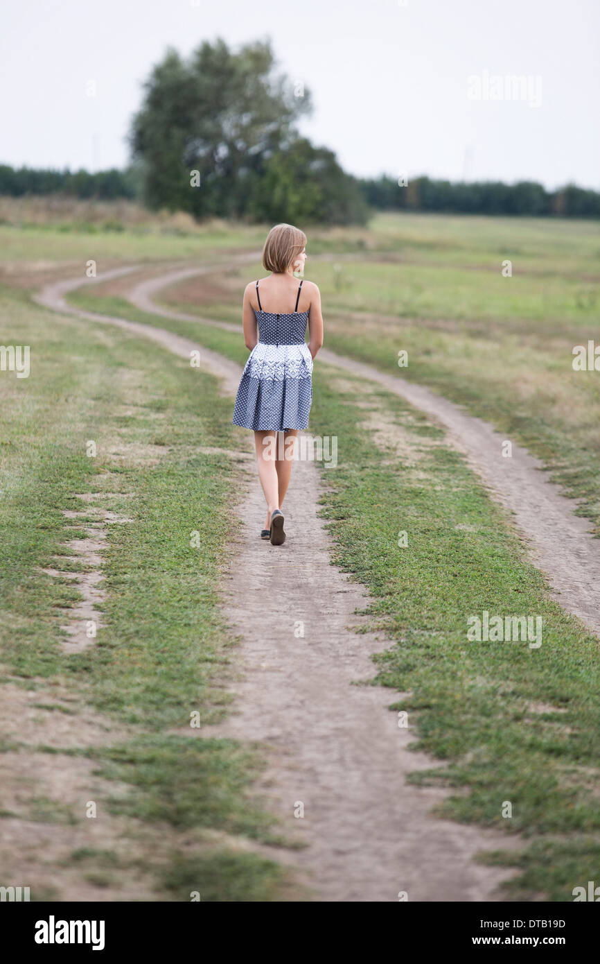 Ragazza adolescente passeggiate su sterrato Foto Stock