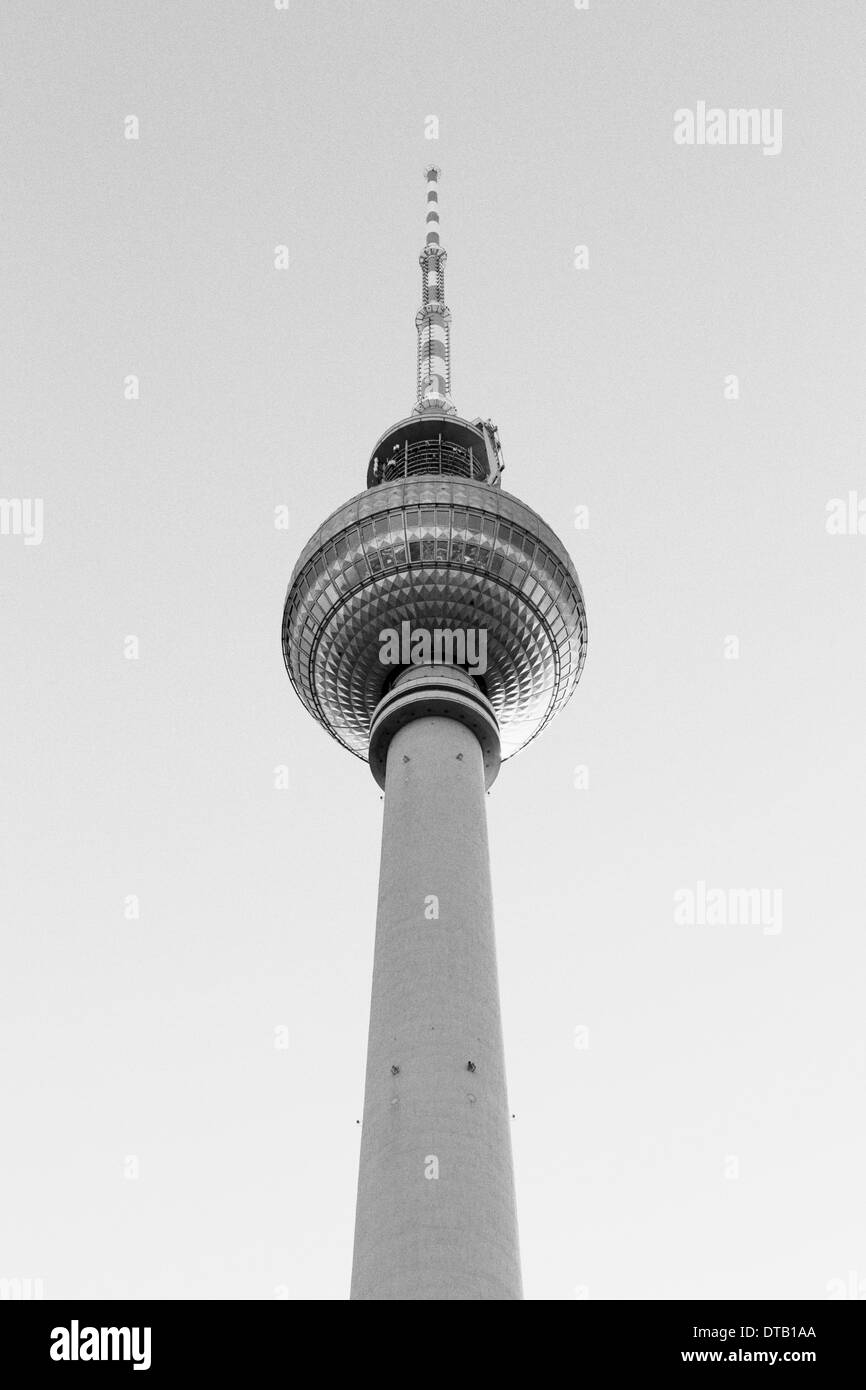 Basso angolo di visione, Alexanderplatz la torre della televisione di Berlino, Germania Foto Stock