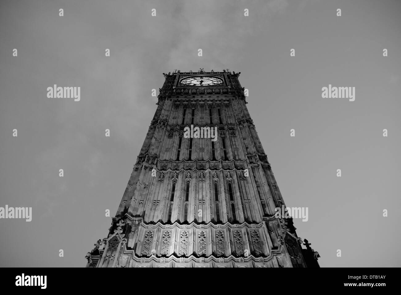 Big Ben al crepuscolo, basso angolo di visione, Londra, Inghilterra Foto Stock