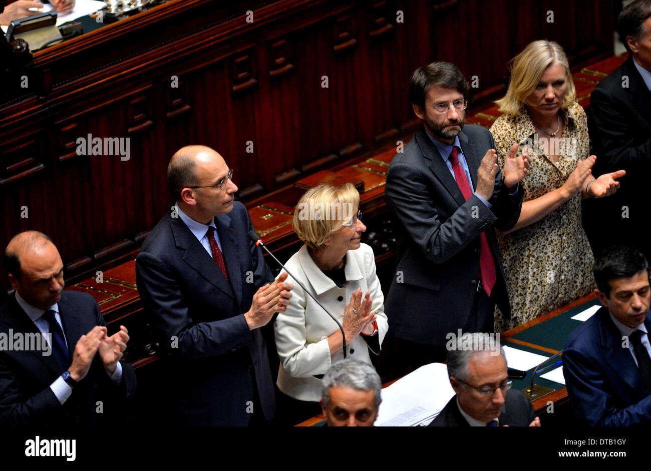 Roma. 29 apr, 2013. File foto prese il 29 aprile 2013 illustra Primo Ministro italiano Enrico Letta © 2a L) applaudendo con altri membri del gabinetto dopo la consegna di un discorso in basso a casa in Roma, Italia. Letta ha annunciato giovedì che egli dovrebbe dimettersi per i prossimi 24 ore dopo il suo partito Democratico (PD) e forza trainante della coalizione di governo ha chiesto un nuovo cabinet per essere formato. (Xu Nizhi/Xinhua/Alamy Live News Foto Stock