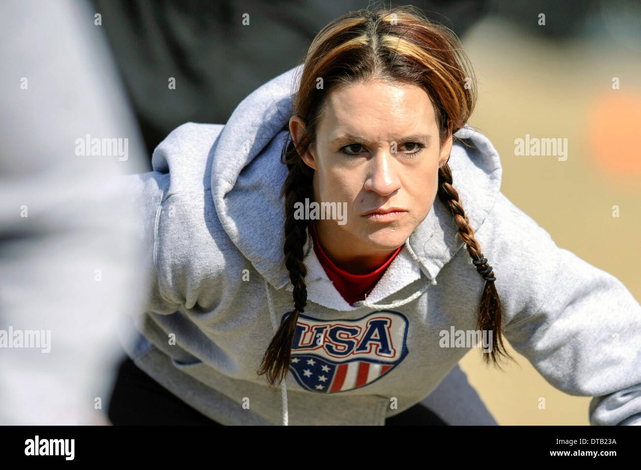 Febbraio 13, 2014 - Allen, TX, Stati Uniti d'America - Jennifer Welter partecipa a un trapano durante la pratica Giovedì, 13 febbraio 2014, in Allen, Texas. A 5 piedi 2 pollici, 130 libbra Welter è la prima donna per provare per una squadra di calcio professionistico ad una posizione diversa dalla posizione di kicker, lei sta cercando di fare la rivoluzione del Texas dell'Arena Football League, come una marcia indietro. Foto Stock