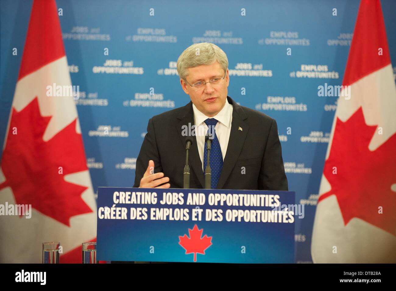 Vandorf, Canada. Xiii Febbraio, 2014. Stephen Harper risolve la media durante un annuncio di una infrastruttura nazionale planPrime Ministro Stephen Harper uniti Denis Lebel, Ministro delle Infrastrutture per annunciare un anno 10, 53 miliardi di dollari, programma di infrastrutture al Museo Whitchurch-Stouffville & Community Center di Vandorf, Ontario. Credito: Victor Biro/Alamy Live News Foto Stock