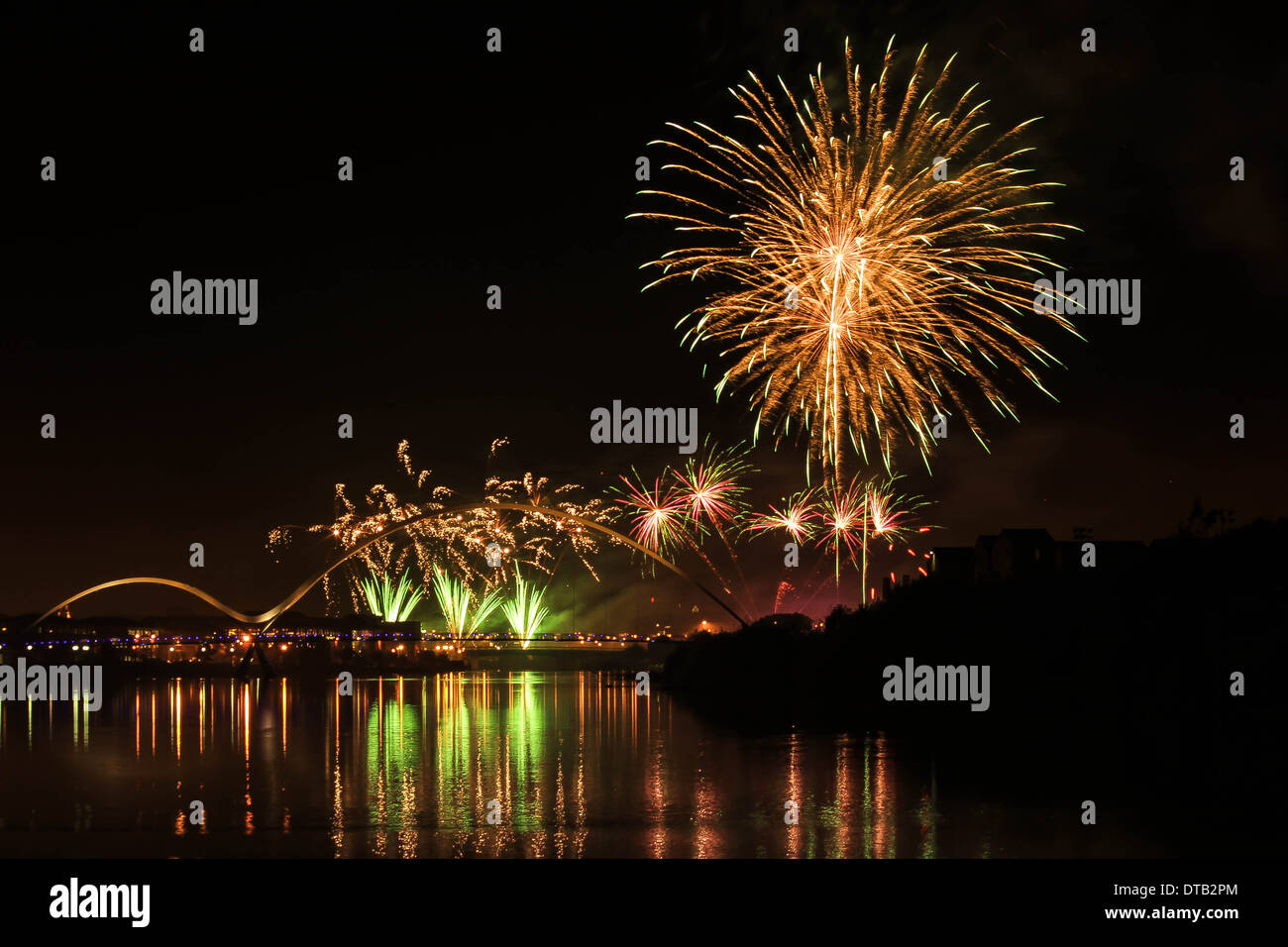 Stockton lato fiume ponte inifinity di fuochi d'artificio Foto Stock