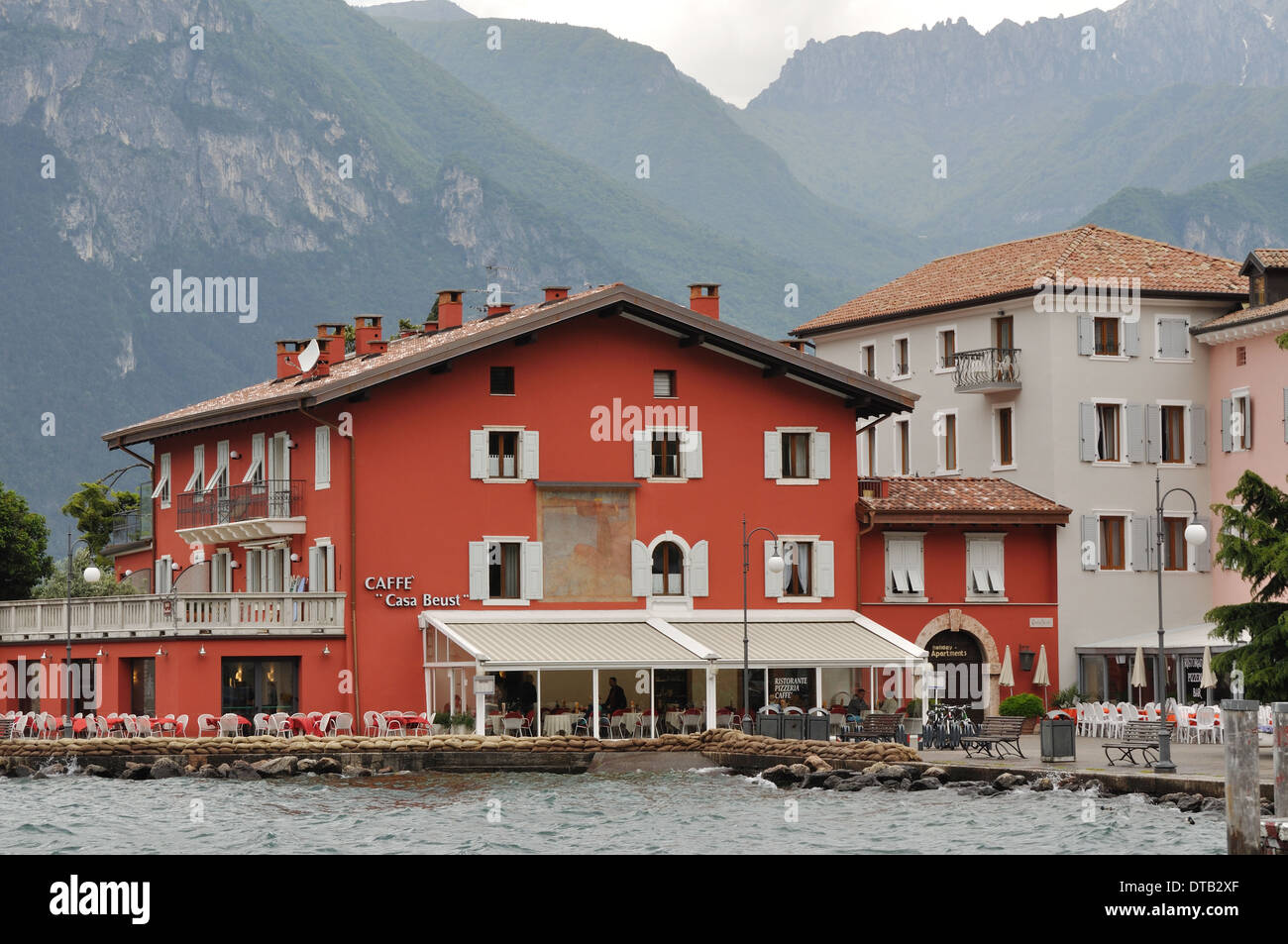 Casa Beust cafe e appartamenti per vacanza in sport acquatici resort di Torbole sul lago di Garda. Foto Stock