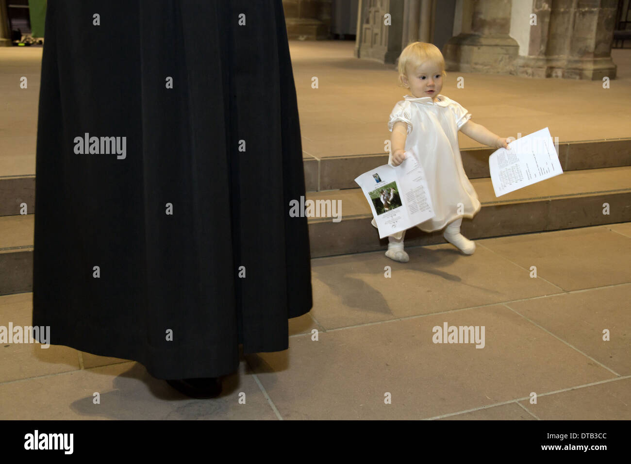 Saarbruecken, Germania, bambina durante la cerimonia di battesimo Foto Stock