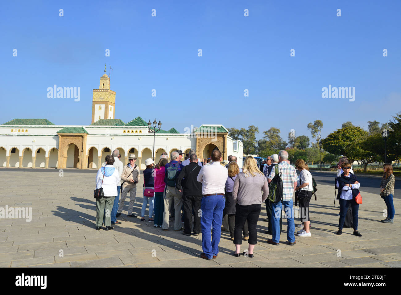 Gruppo di Tour dalla Moschea Reale, Palazzo Reale di Rabat, Rabat, Rabat-Salé-Zemmour-Zaer regione, il Regno del Marocco Foto Stock