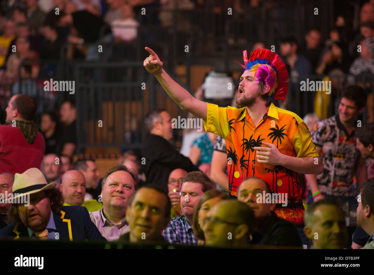 Bournemouth, Regno Unito. Xiii Febbraio, 2014. Una ventola di un mohicano incoraggia Phil Taylor durante la Premier League freccette dal BIC in Bournemouth. Credito: Azione Sport Plus/Alamy Live News Foto Stock