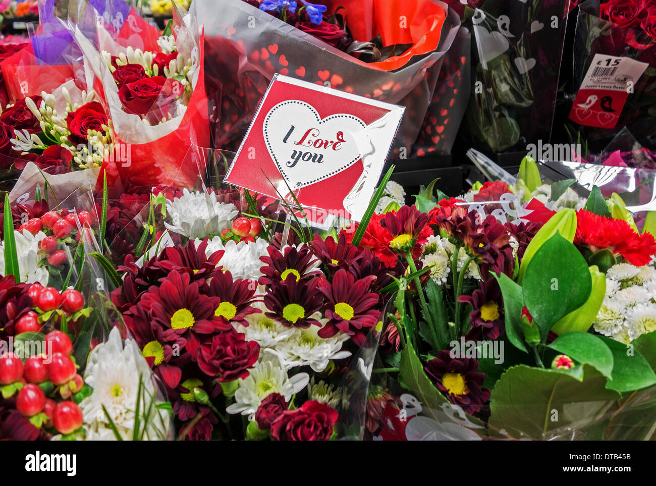 Il consueto incremento di prezzo per San Valentino fiori non sminuisce la popolarità di essi per un regalo per San Valentino. Foto Stock