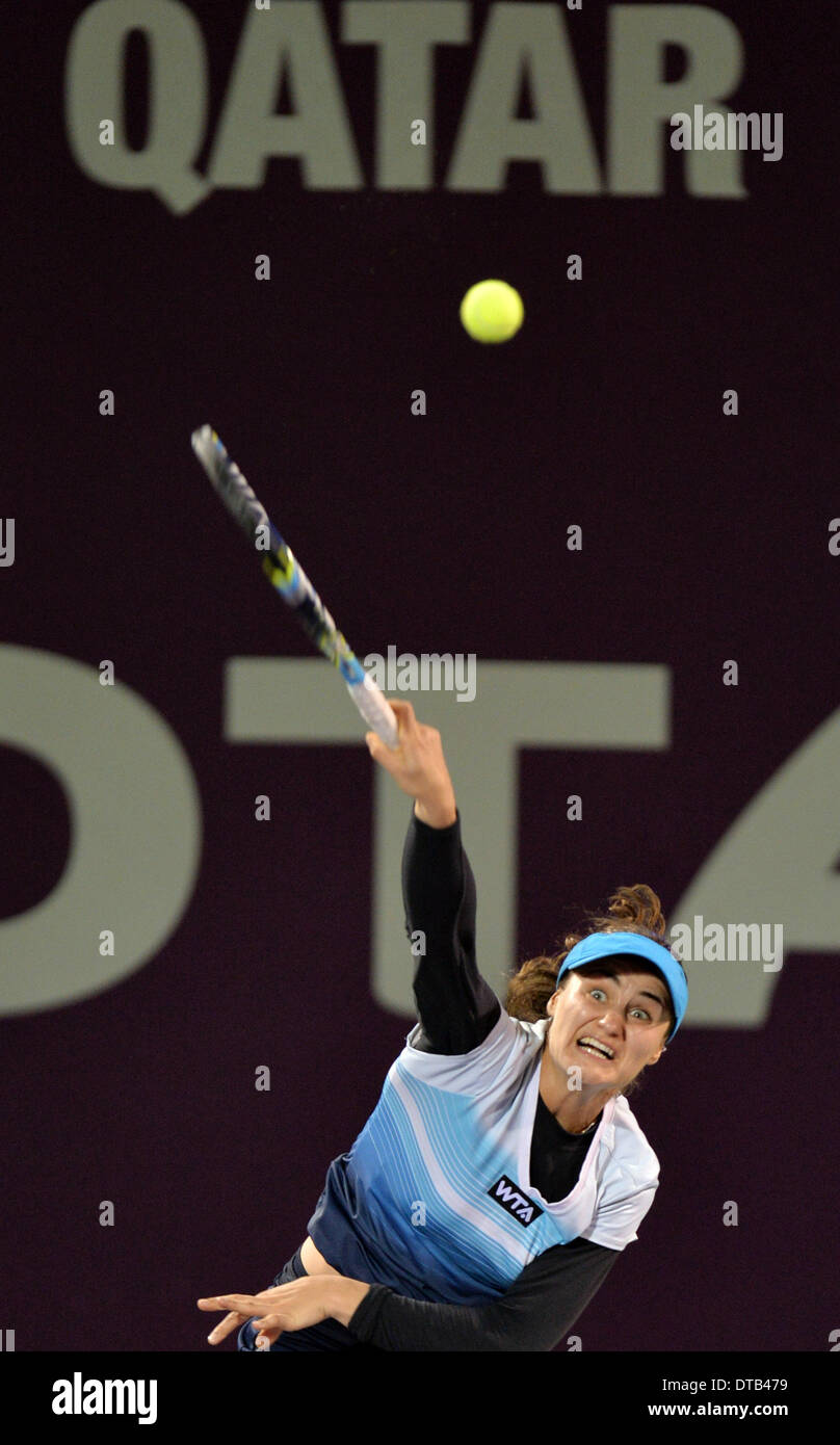 Doha in Qatar. Xiii Febbraio, 2014. Monica Niculescu di Romania serve durante la singolare femminile match contro Sara ERRANI dell'Italia al Qatar Open Tennis Tournament a Doha, in Qatar, il 13 febbraio, 2014. Errani ha vinto 2-1. © Chen Shaojin/Xinhua/Alamy Live News Foto Stock