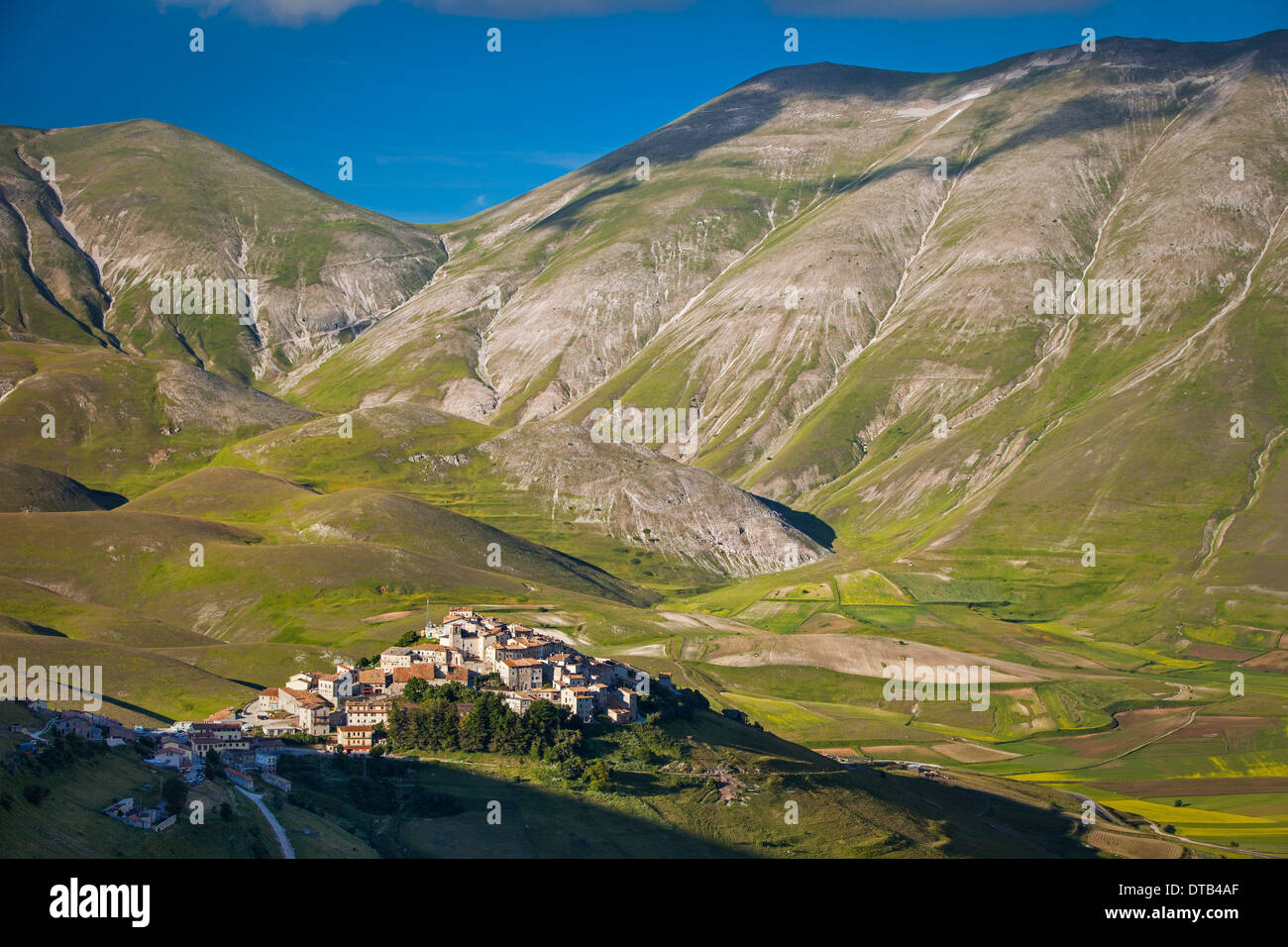 Piccolo villaggio di Castelluccio nel Parco Nazionale dei Monti Sibillini, Umbria, Italia Foto Stock