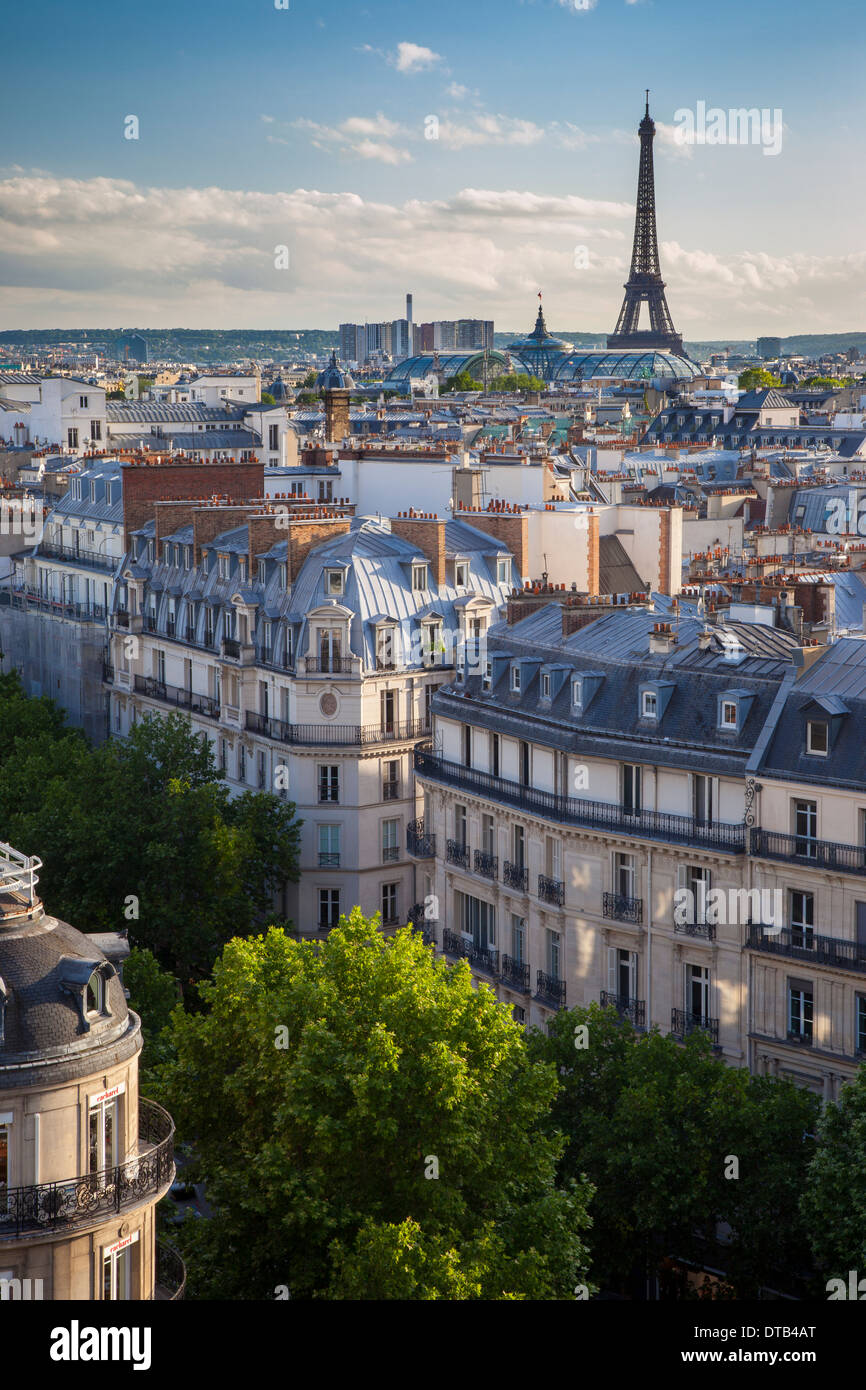 Sera luce solare su edifici di Parigi con la Torre Eiffel al di là, Parigi, Ile-de-France, Francia Foto Stock