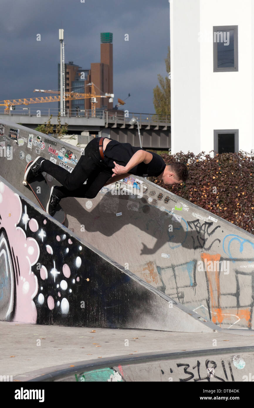 Berlino, Germania, uno skater nel parco al triangolo ferroviario Foto Stock