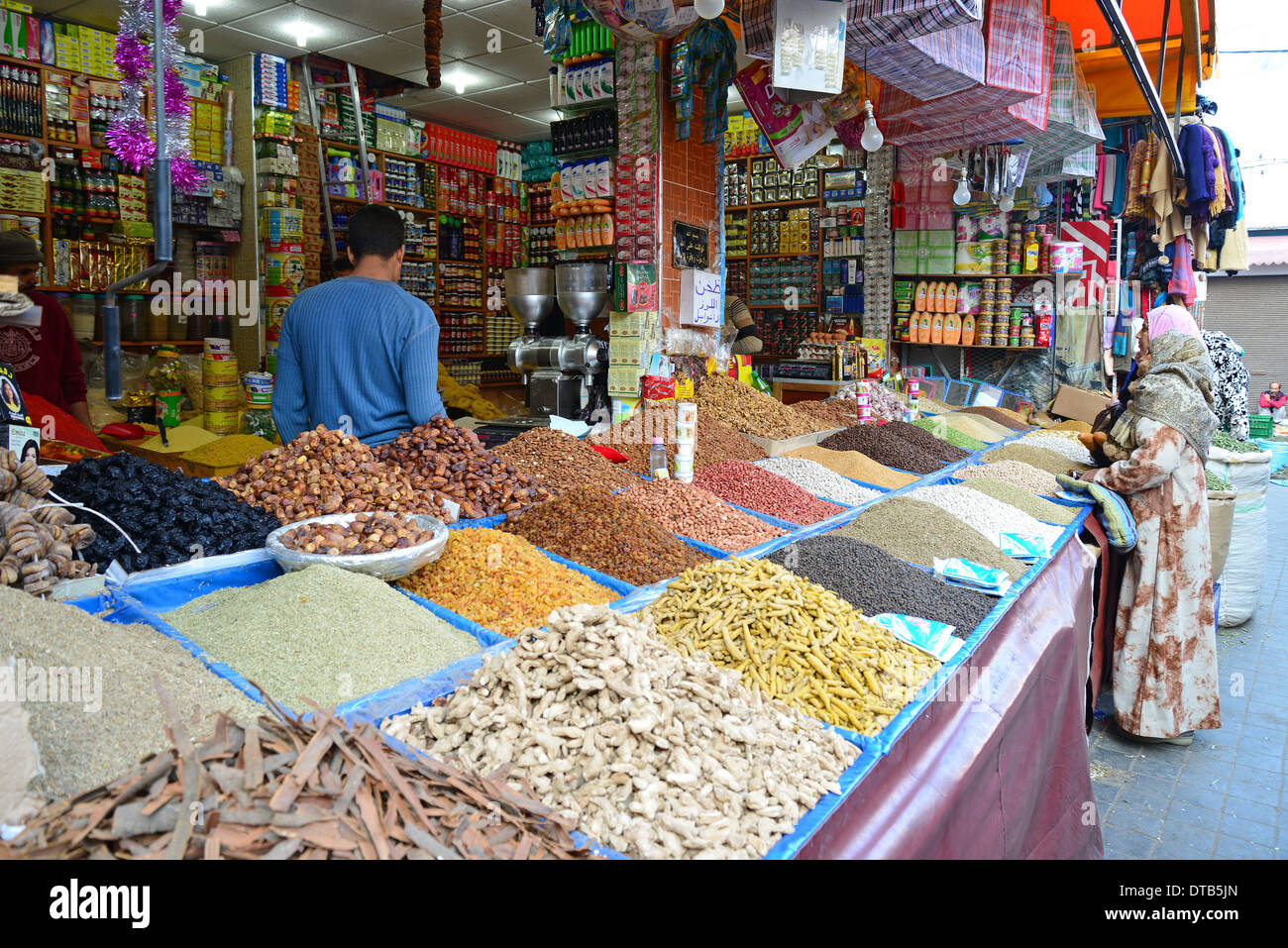 Spice Stal in Medina Vecchia, quartiere Casa-Anfa, Casablanca, Regno del Marocco Foto Stock