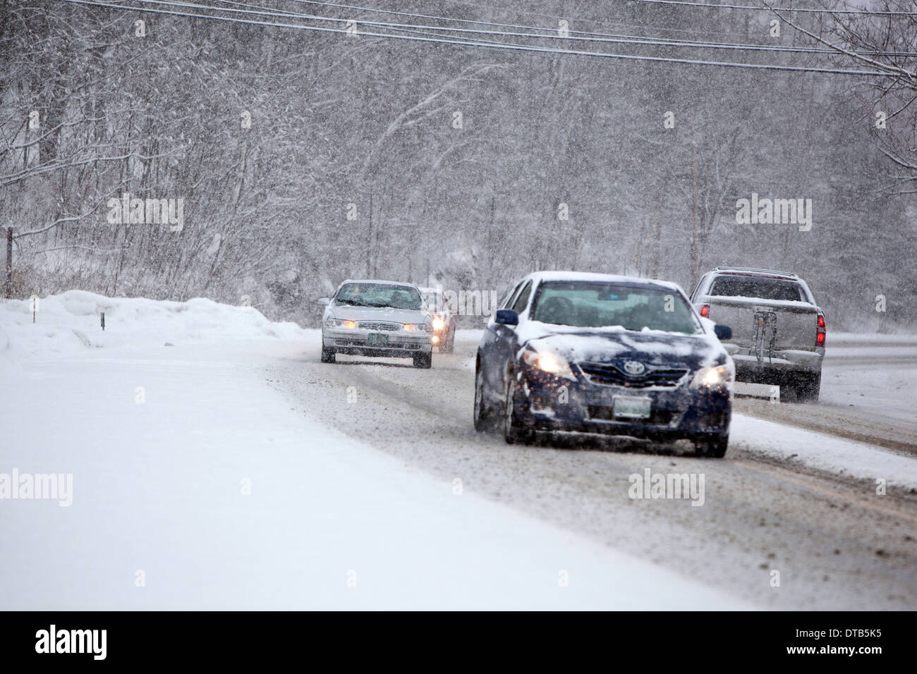 Lo spostamento del traffico durante una tempesta di neve nel Vermont Foto Stock