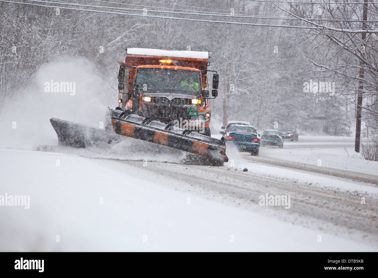 Spartineve sulla US Route 7 in Vermont durante una tempesta di neve Foto Stock