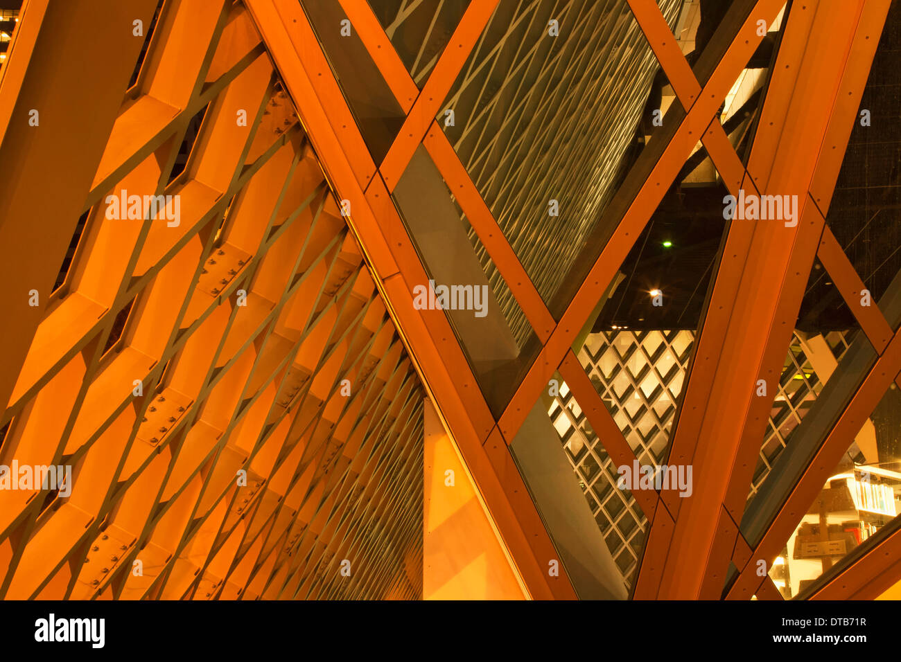 WASHINGTON - vista notturna del passaggio esterno al centro di ramo della Biblioteca Pubblica di Seattle. Foto Stock