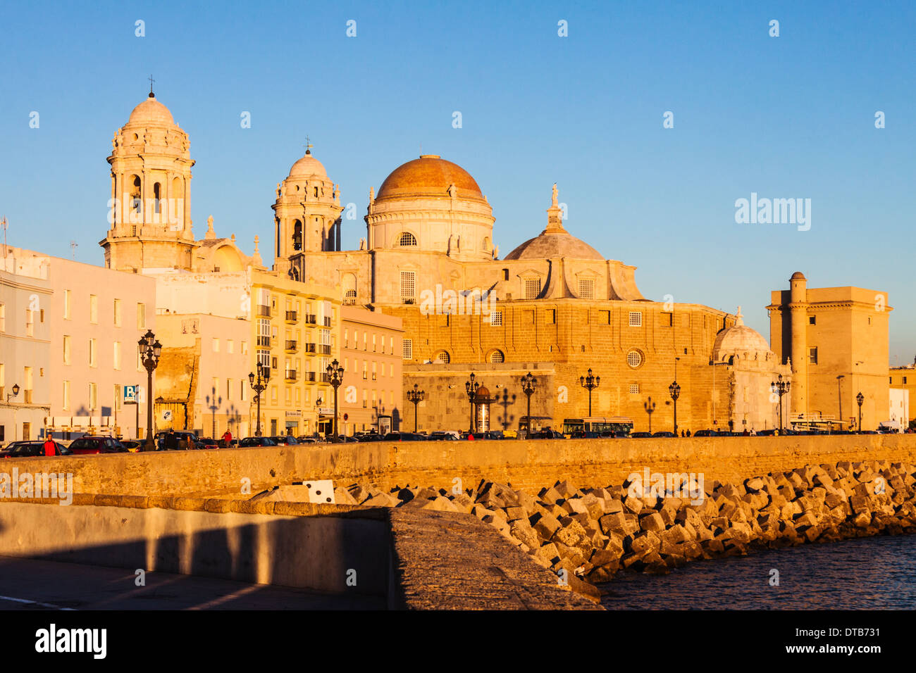 Il lungomare e la cattedrale di Cadice, Andalusia, Spagna Foto Stock