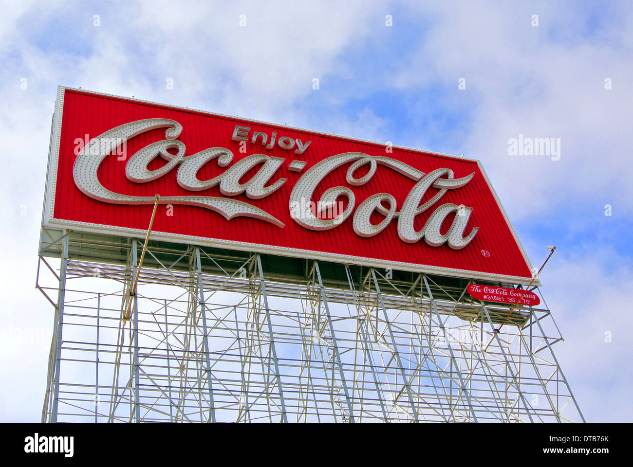 Vintage giganteschi cartelloni pubblicitari godono di coca cola contro il cielo blu nuvole bianche in San Francisco Foto Stock
