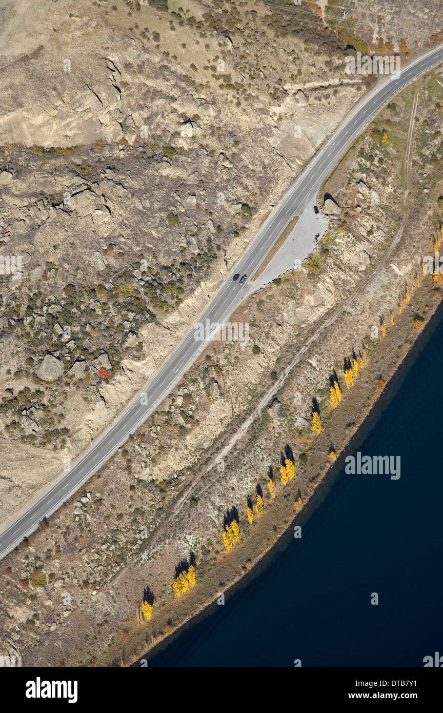 Autostrada statale 8 e il Lago di Dunstan, Cromwell Gorge di Central Otago, South Island, in Nuova Zelanda - aerial Foto Stock