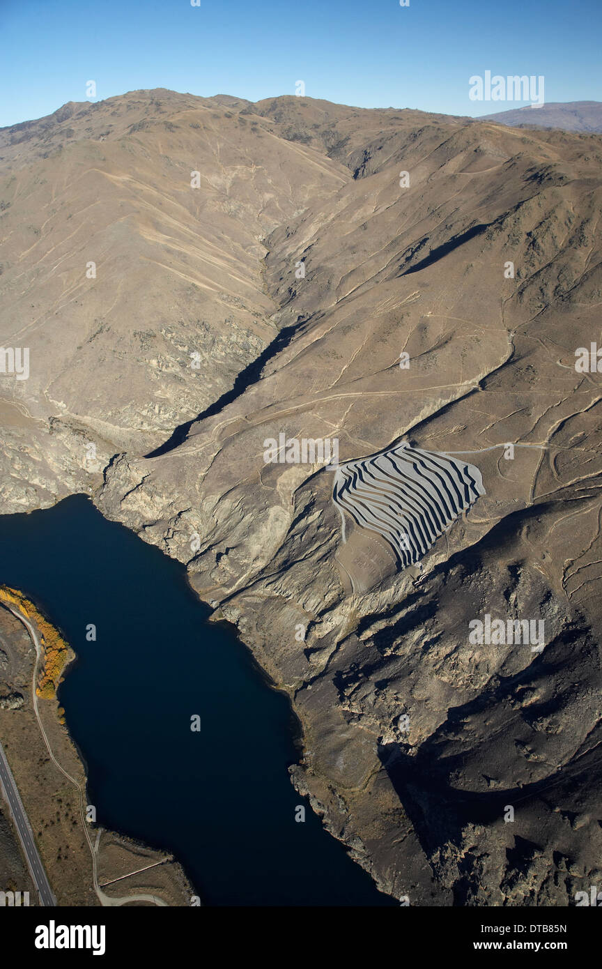 Frana di stabilizzazione sopra il lago di Dunstan, Cromwell Gorge, Otago, South Island, in Nuova Zelanda - aerial Foto Stock