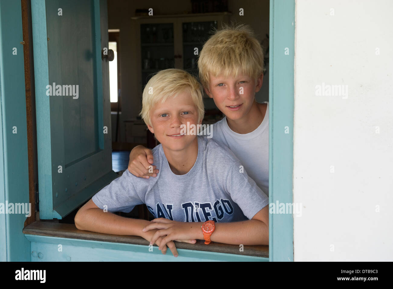 Ritratto di due happy bionda fratelli, Churchhaven, Western Cape, Sud Africa Foto Stock