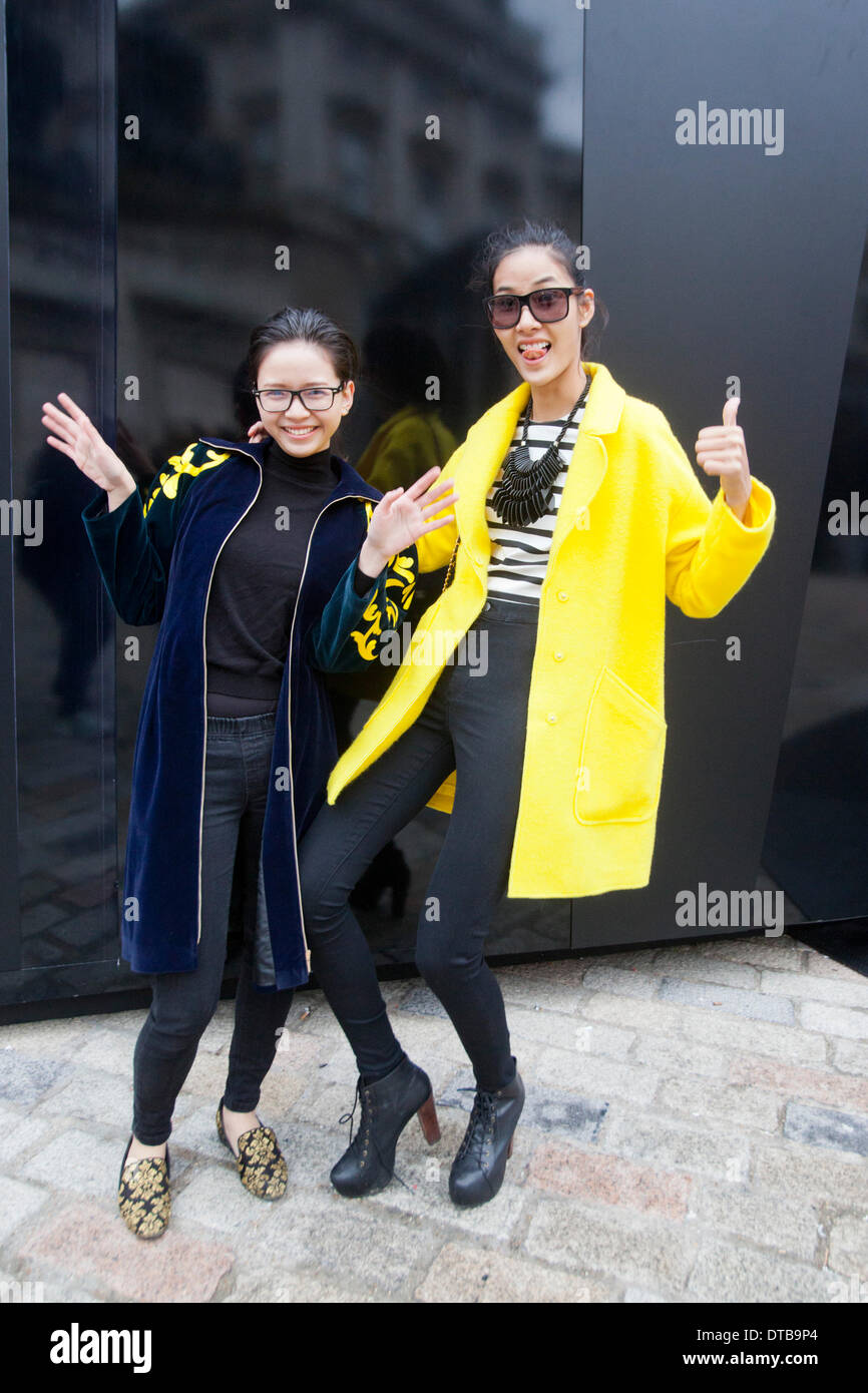 14 febbraio 2014, Londra, Inghilterra, Regno Unito. Modelli e fashionistas cominciano ad arrivare per la passerella mostra di London Fashion Week AW14 at Somerset House. Credito: CatwalkFashion/Alamy Live News Foto Stock