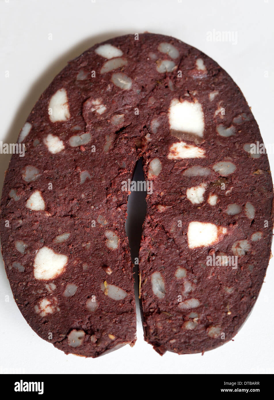 Budino nero a fette (anche budino di sangue) - un esempio dello strano o strano cibo mangiato dalle persone di tutto il mondo Foto Stock