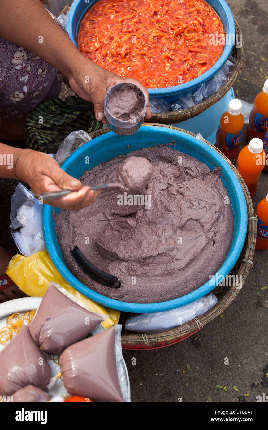 La vendita di Mam Tom o fermentati salsa di gamberetti di Dong Ba Market Hue Vietnam Foto Stock