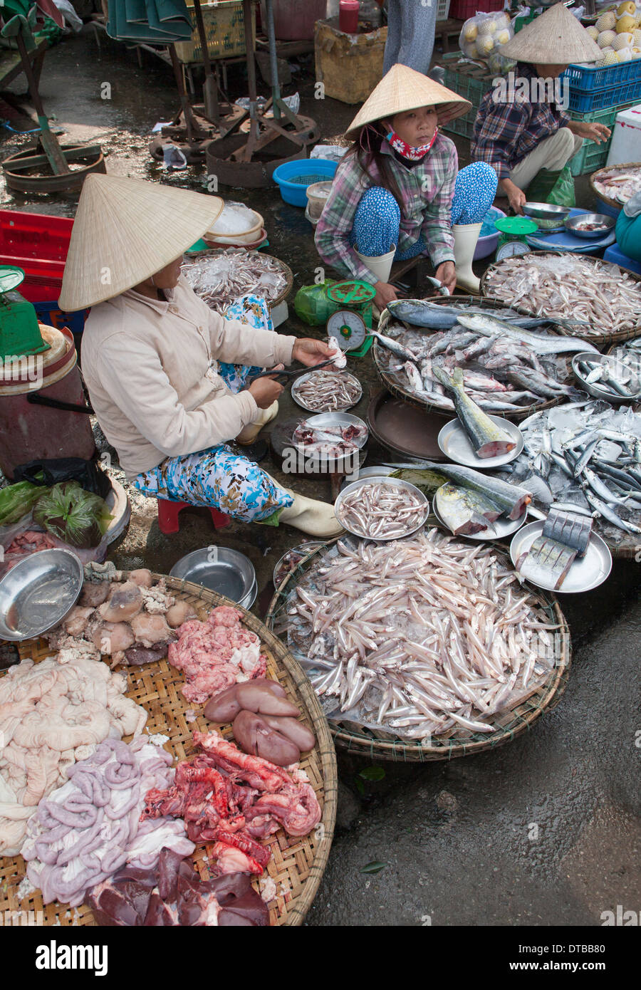 Frutti di mare sulla vendita di Dong Ba Market Hue Vietnam Foto Stock