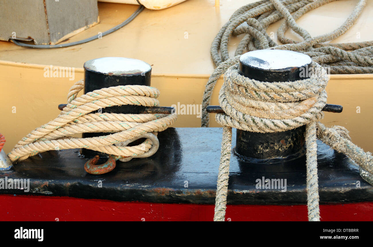 Fune attorno a due poli per catturare un fishingboat Foto Stock