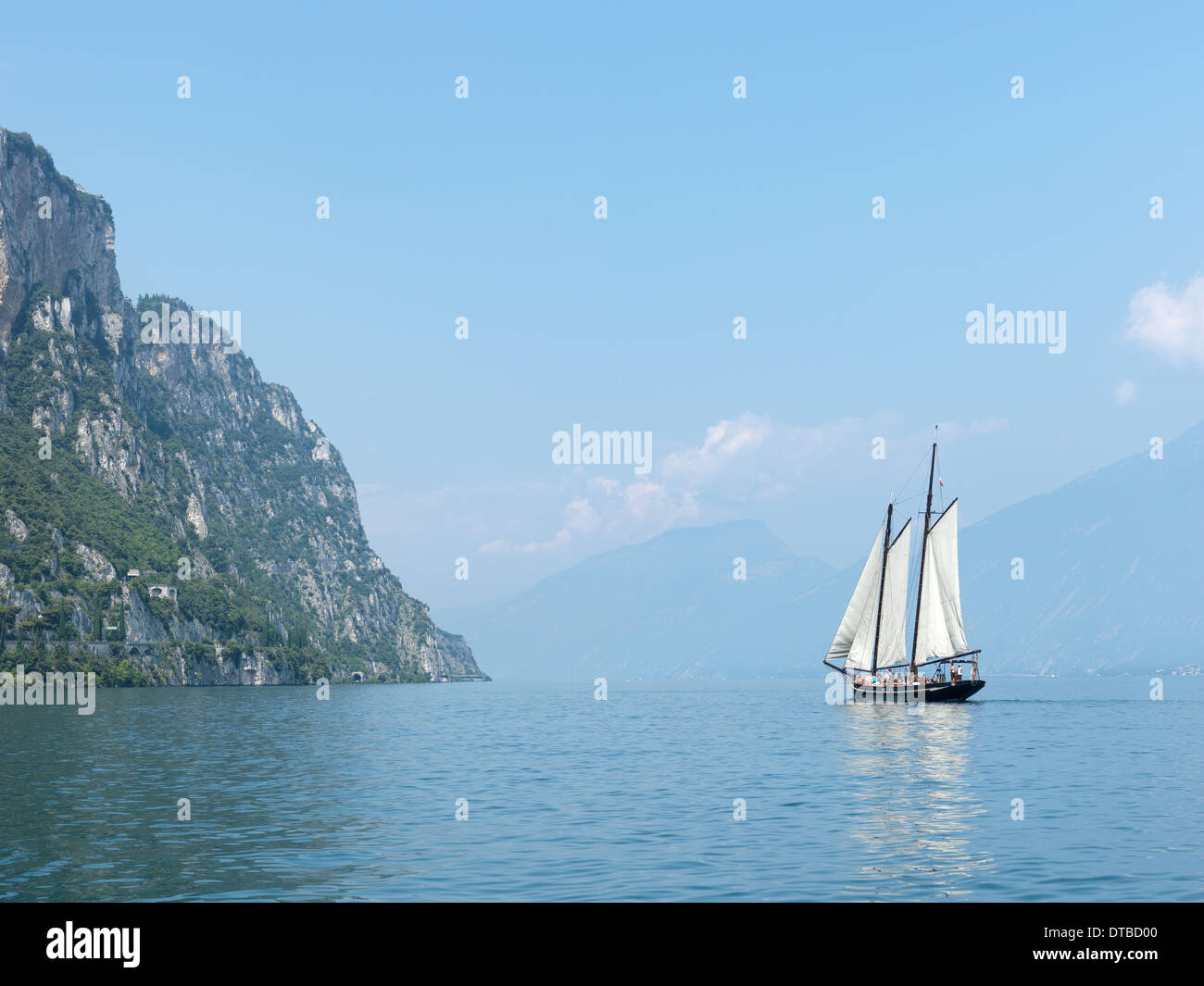 Tremosine , Italia, due Master in barca a vela sul Lago di Garda Foto Stock