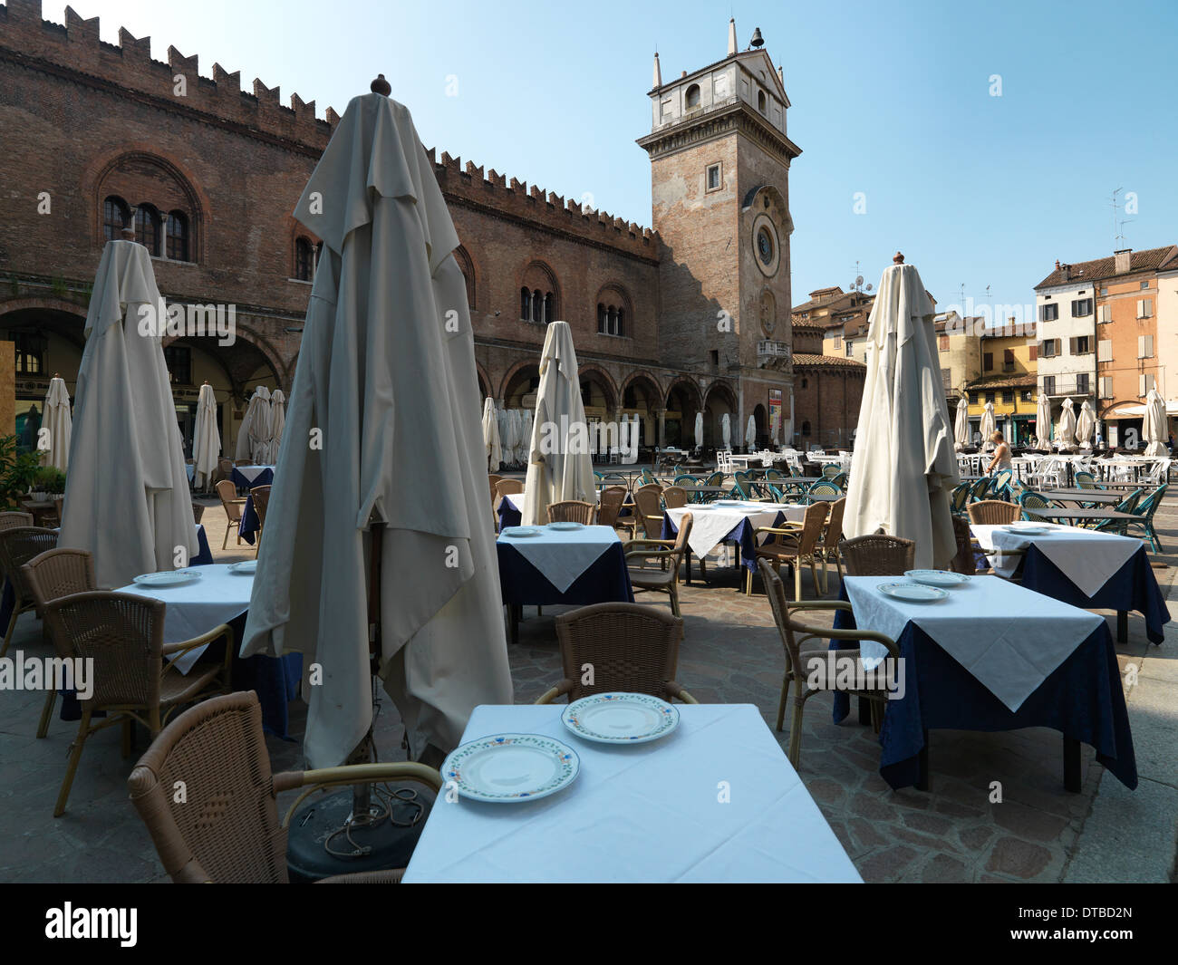 Mantova , Italia , ristorante tavoli e alimentato ombrelloni ripiegati sulla Piazza delle Erbe Foto Stock