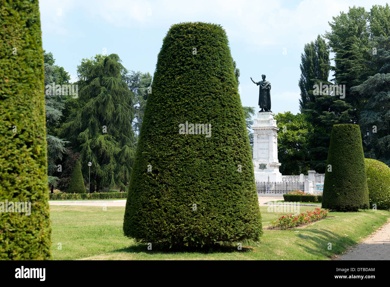 Mantova , Italia, piazza Virgiliana con il monumento a Virgilio Foto Stock