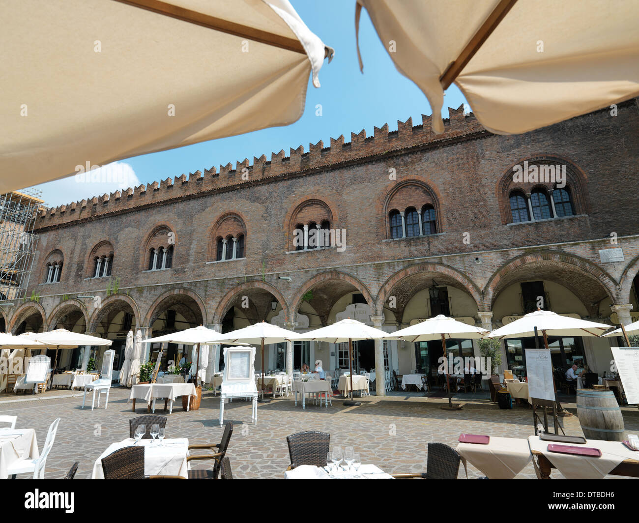 Mantova , Italia , ristorante tavoli e ombrelloni sulla Piazza delle Erbe Foto Stock