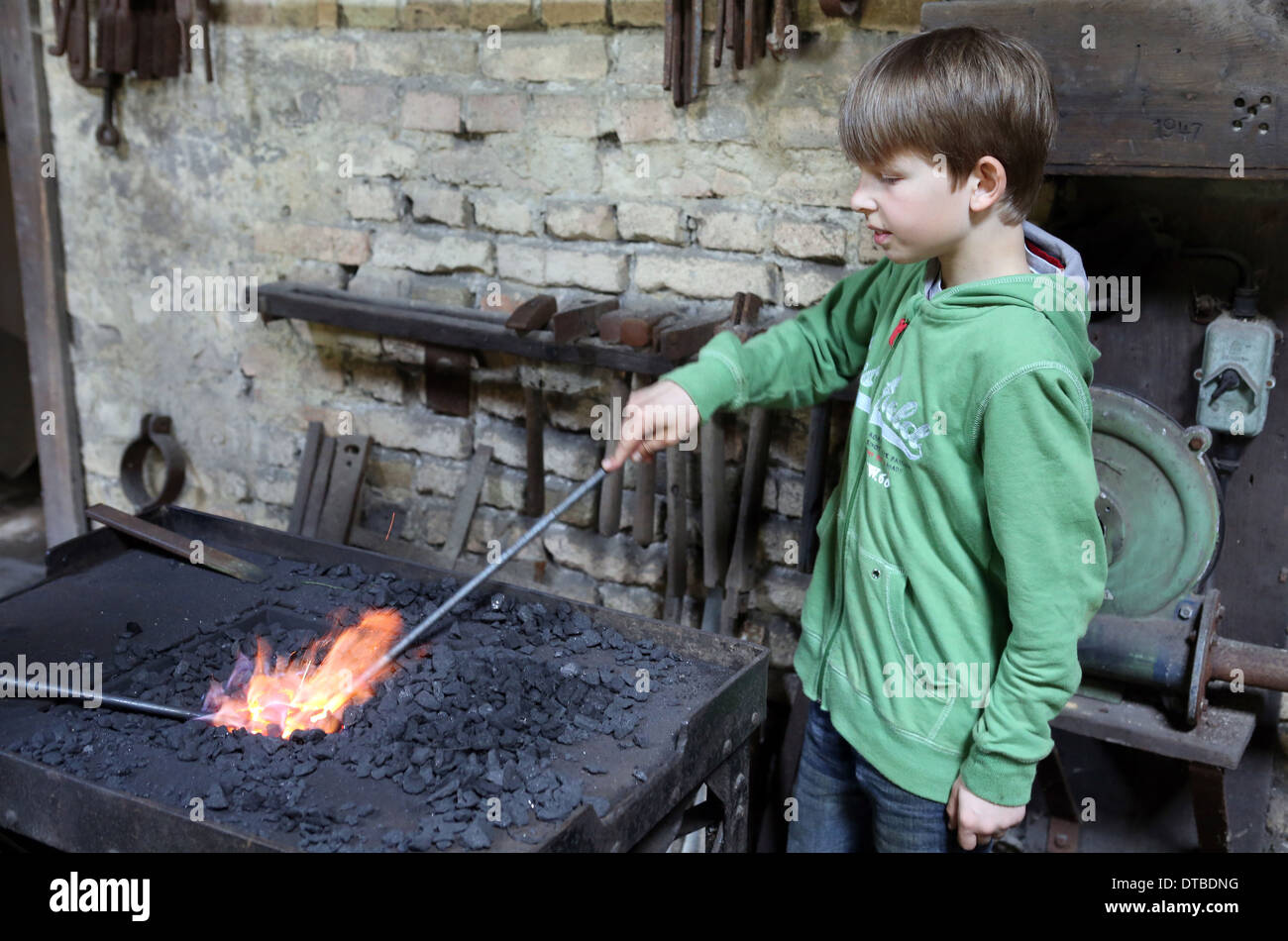 Pomerania , Germania , Giovani riscaldata una barra di ferro nel fuoco Foto Stock