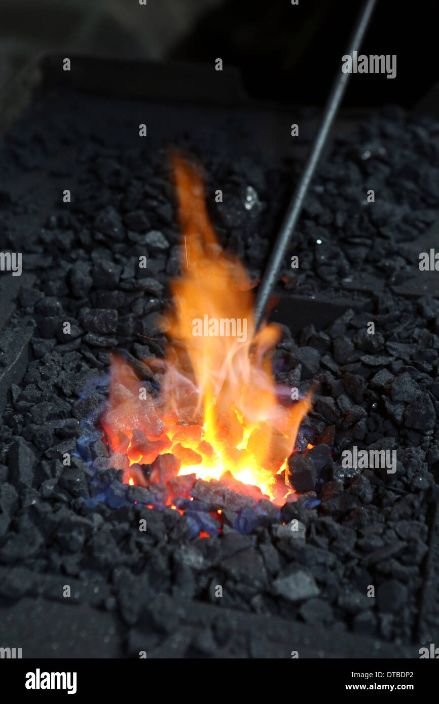 Pomerania , in Germania , in tondino di ferro viene riscaldato nel fuoco Foto Stock